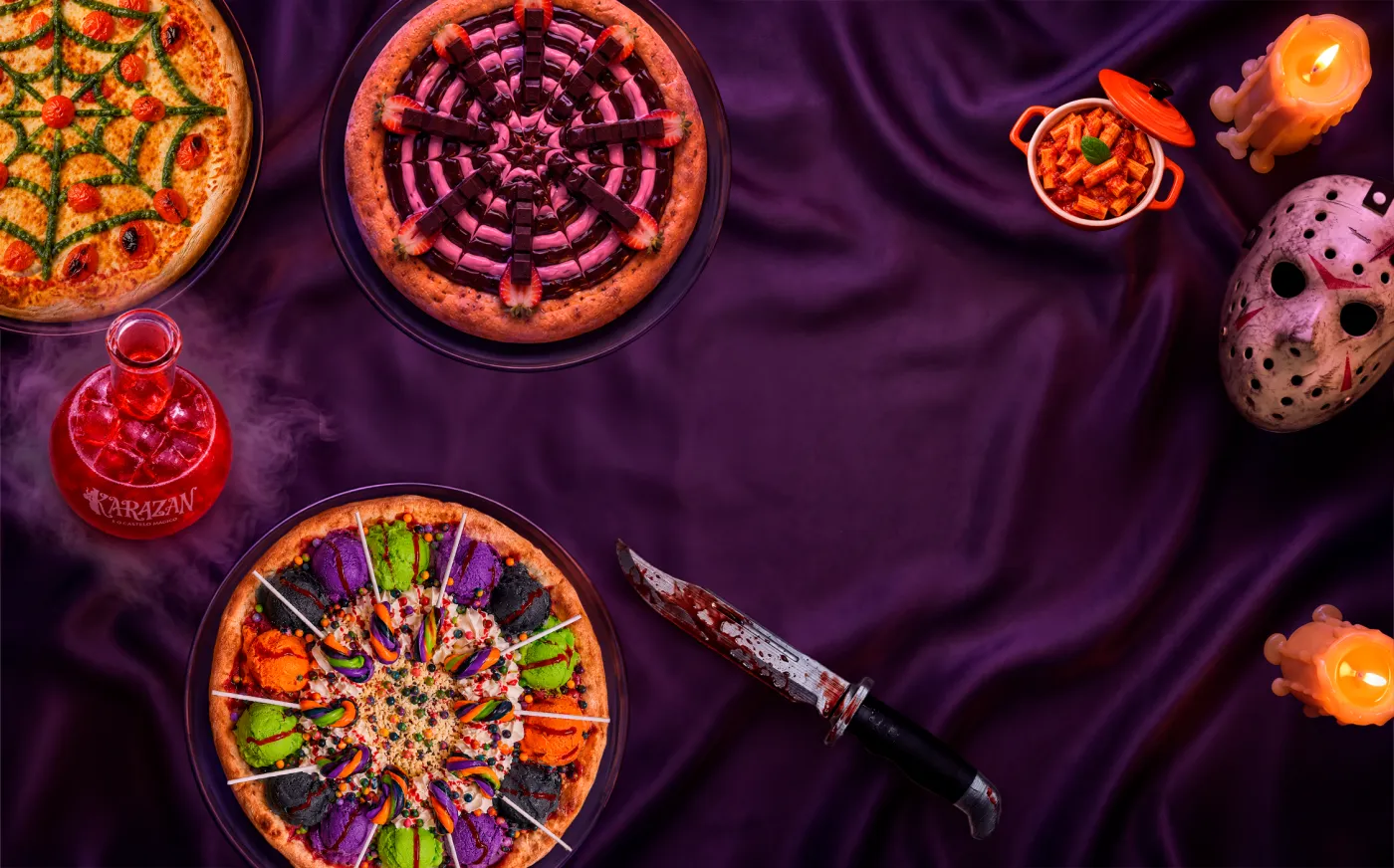 Mesa de Halloween: pizzas temáticas, poção Karazan, máscara e velas sobre seda roxa